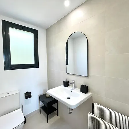 Upscale 3 Bedroom 300m From The Apartment