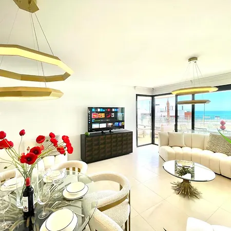 Upscale 3 Bedroom 300m From The Lägenhet *