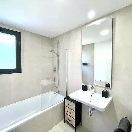 Upscale 3 Bedroom 300m From The Lägenhet